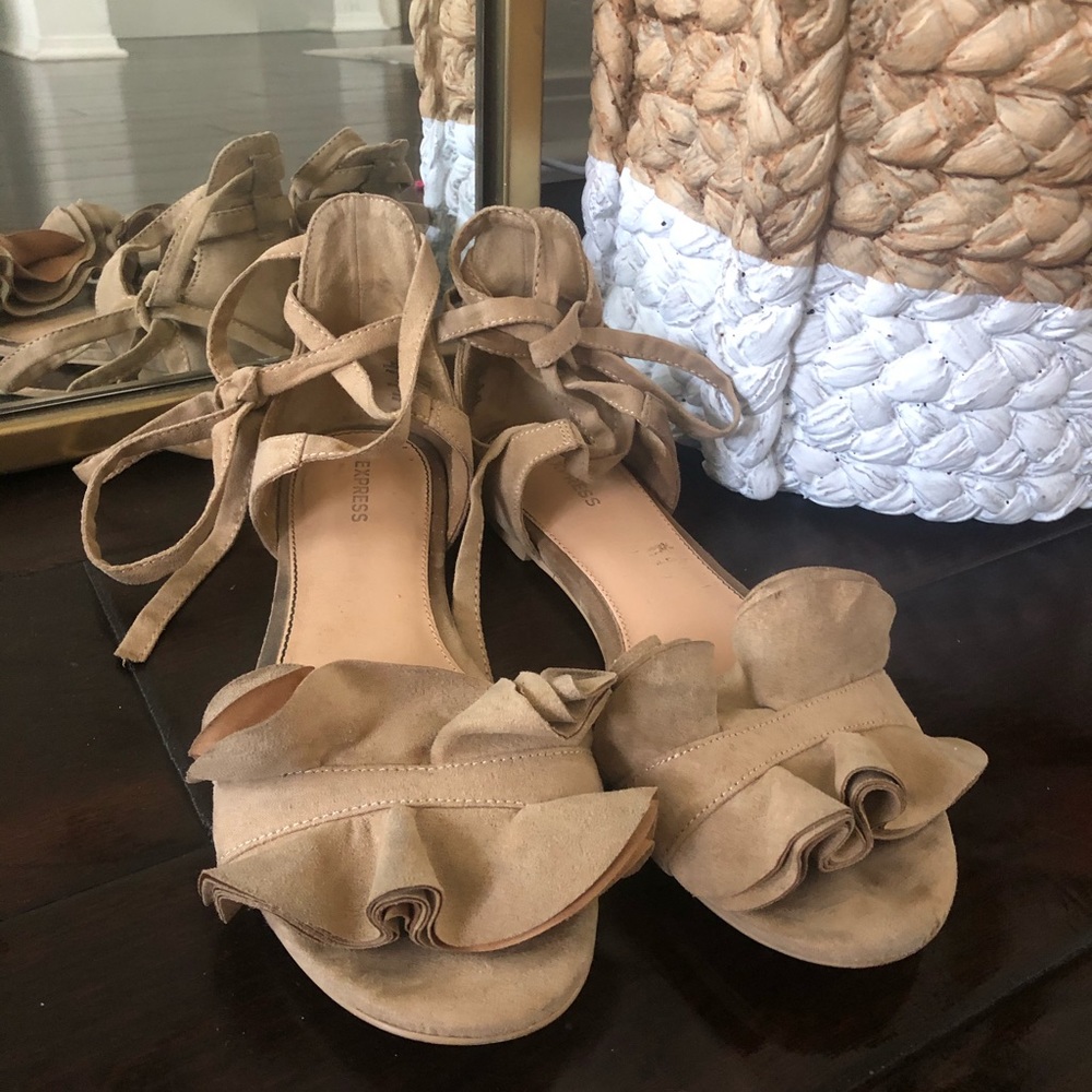 Express Ruffle Sandal Lace Up - Picture 2 of 6